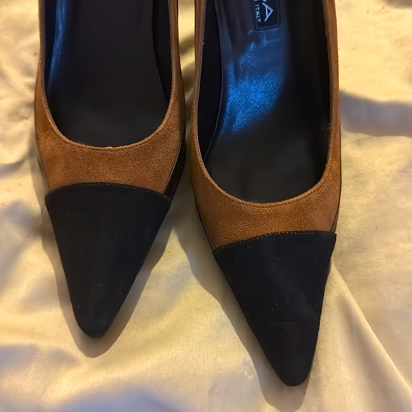 Via Spiga Brown Leather Pumps w/ Gold Suede Sides & Black Suede Toes - Picture 6 of 12